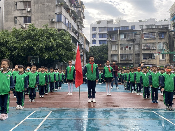 献礼二十大童心向未来乐山市县街小学20212022下一年级首批入队仪式