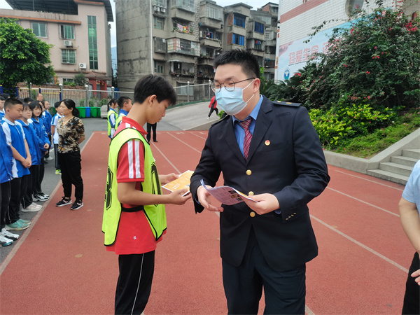 绥山中学开展爱路护路宣传教育活动