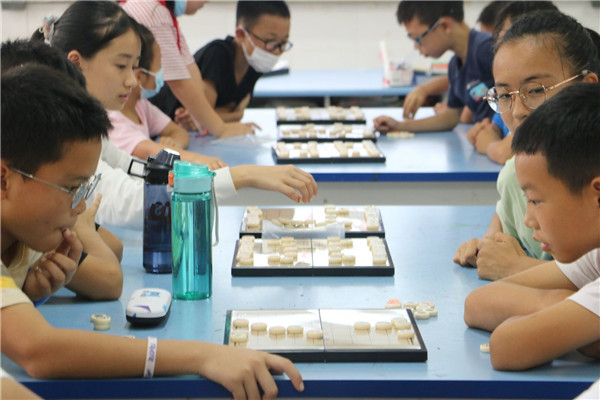 比赛下棋桂林小学150余名小棋手乐在棋中
