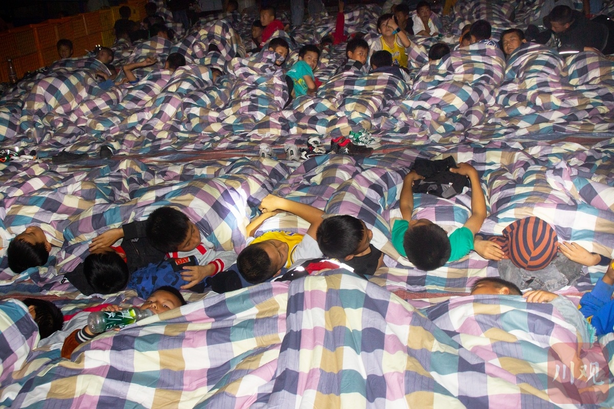 震后第一夜，石棉300名小学生在“大通铺”安睡