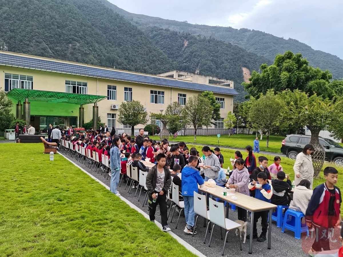 震后，石棉县有了“大岗山营地课堂”和“草科乡帐篷小学”