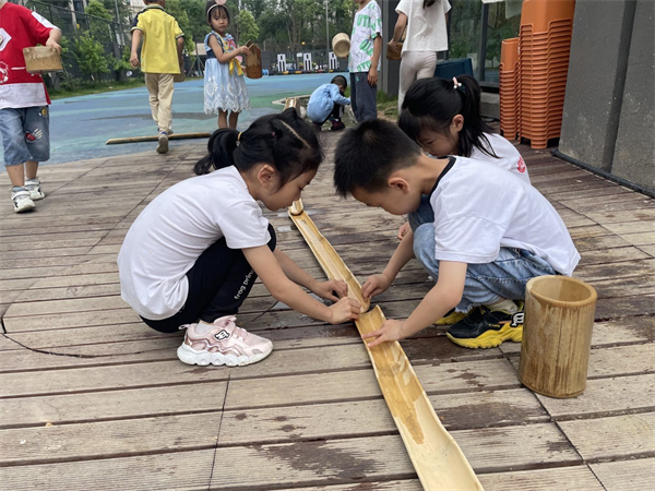 �U江幼儿园开展“玩转沙水”户外区域活动