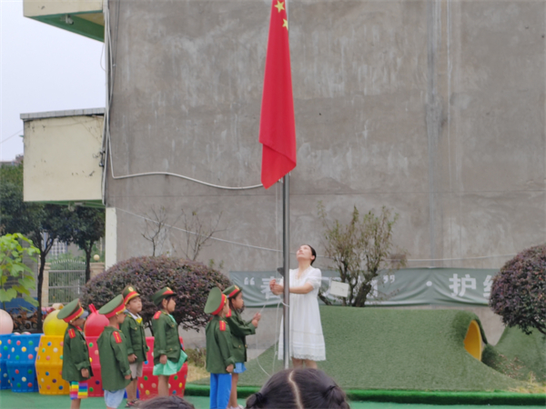 桐梓幼儿园举行升国旗仪式