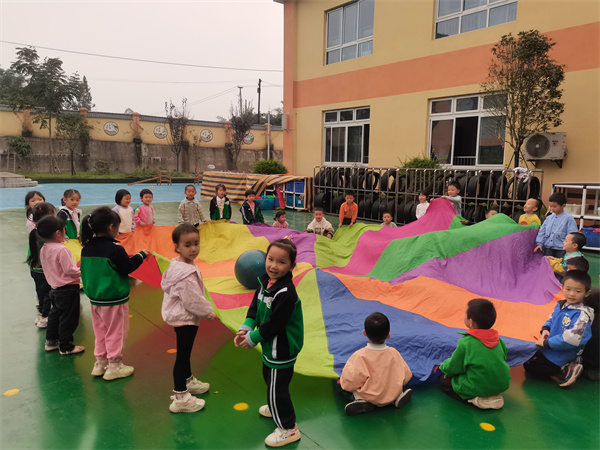 大妙镇中心幼儿园开展玩转彩虹伞活动
