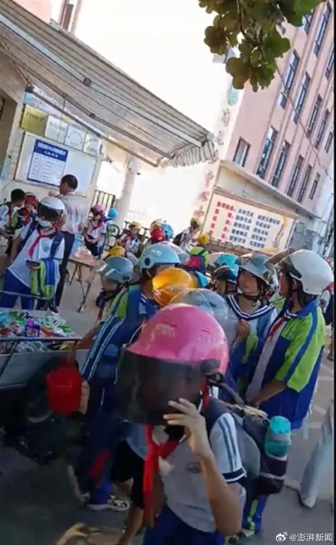 湛江一小学要求学生走路上下学戴头盔
