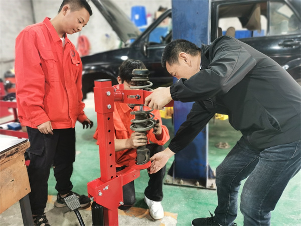 沙湾职中：汽修专业积极备战市技能大赛