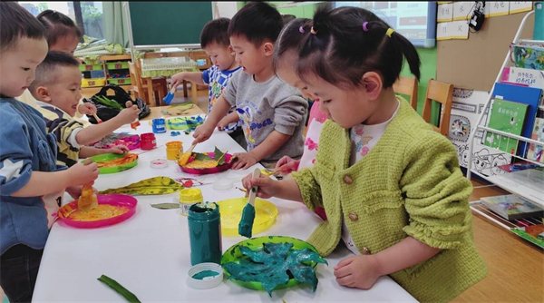 江安县幼儿园开展“树叶拓印”美术活动