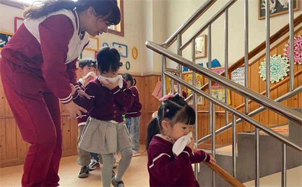 预防为主 生命至上——乐山惠灵幼儿园开展消防疏散演练活动