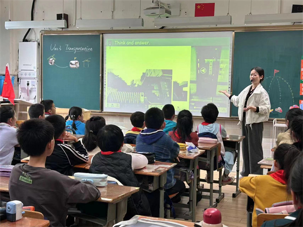 “双师课堂”来袭，芳草小学英语组青年教师展风采