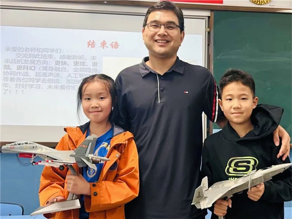 逐梦蓝天，金沙小学C区家长带学生探秘“飞机那些事儿”