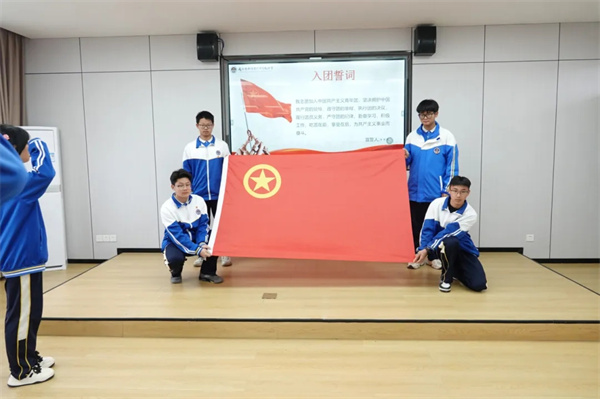 新津?qū)嶒?yàn)高中學(xué)子賡續(xù)五四薪火，凝聚青春力量