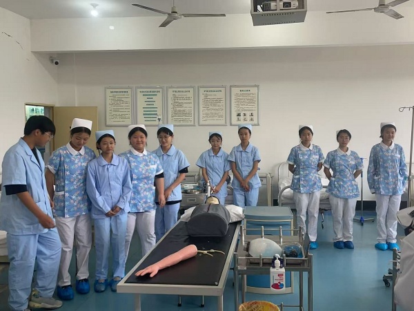 以赛促学强技能，乐山市嘉州卫生职业高中学子全力备战护理