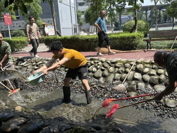 涌溪鱼池焕新颜，乐山市嘉州卫生职业高中后勤处圆满完成鱼