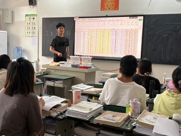 乐山市嘉州卫生职业高中召开高一年级半期考试成绩分析会