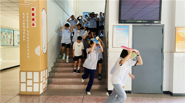 什邡外国语中学开展防震应急演练