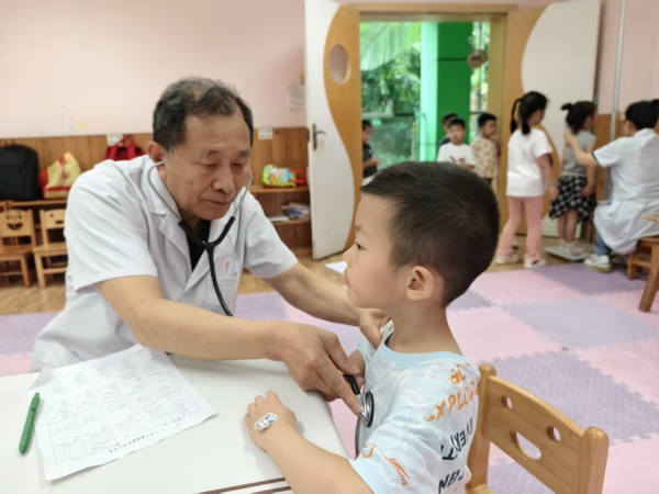 乐山市实验幼儿园：关爱成长，健康启航