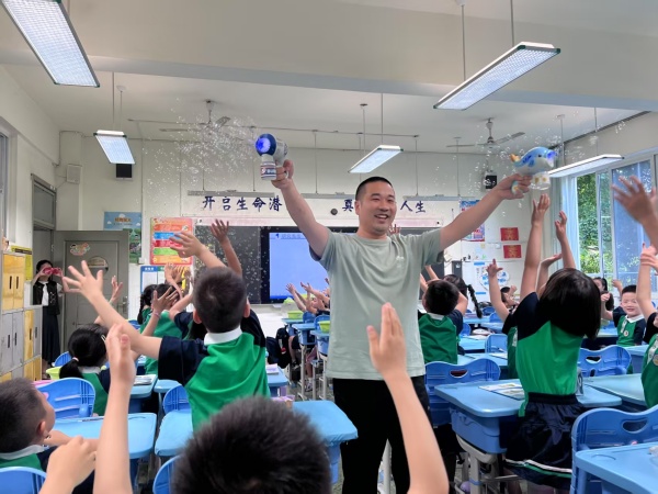点燃科学热情，乐山市实验小学教师引领学生探索奇妙世界