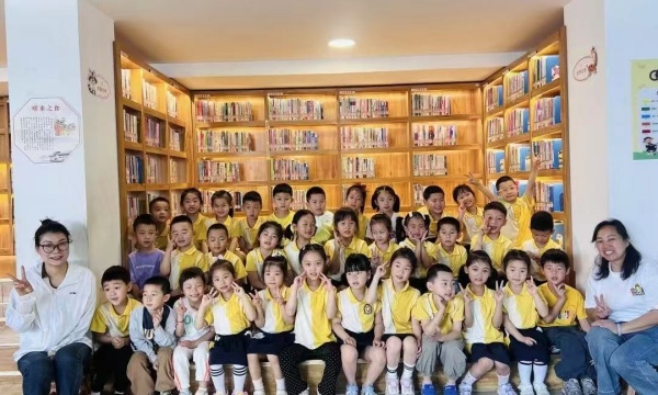 乐山市机关幼儿园萌娃开启图书馆之旅，探寻书香中的“造梦工厂”
