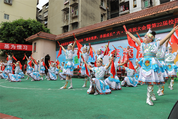 六一藝韻展風(fēng)采，東方紅小學(xué)讓快樂(lè)與成長(zhǎng)延續(xù)到每一個(gè)角落！