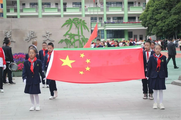 入隊“撞上”六一，小金縣美興小學(xué)學(xué)子樂享繽紛童年