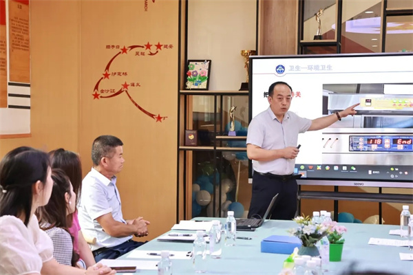 家長進(jìn)校陪餐！藍(lán)港外國語學(xué)校用“舌尖體驗(yàn)”架起家校信任橋