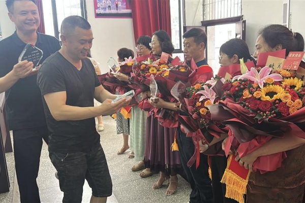 桃李芬芳，致敬芳华 井研县研城初中举行2025年退休教师欢送会
