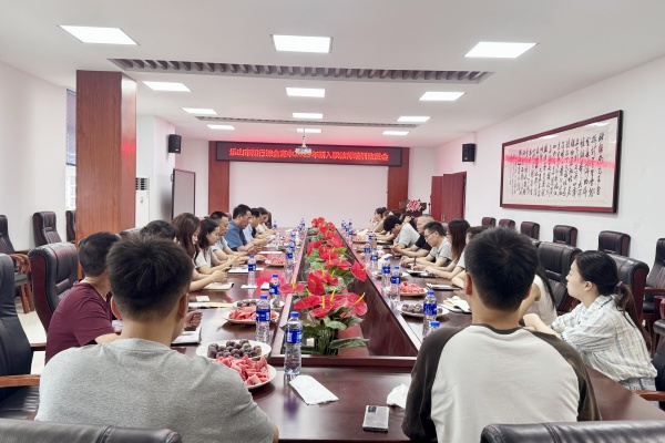 乐山市知行综合高中普高部举行2025年新教师入职欢迎仪式暨培训动员会