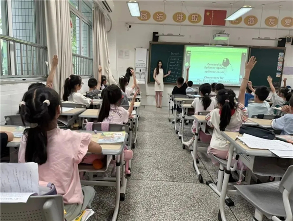 多種語言說“你好”，錦城小學(xué)學(xué)子開啟多語種環(huán)球文化之旅