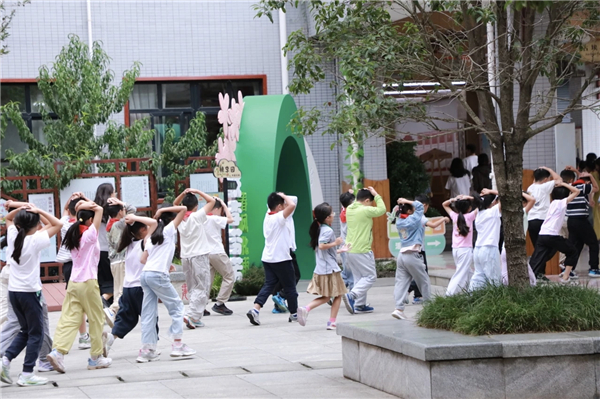 ����Сѧ�������������ļ䣬ǿ������פͯ��