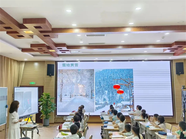 �ӡ�ѧ�ᡱ������ѧ�����¹�Сѧ�ⳡ���Ľ��иɻ�����