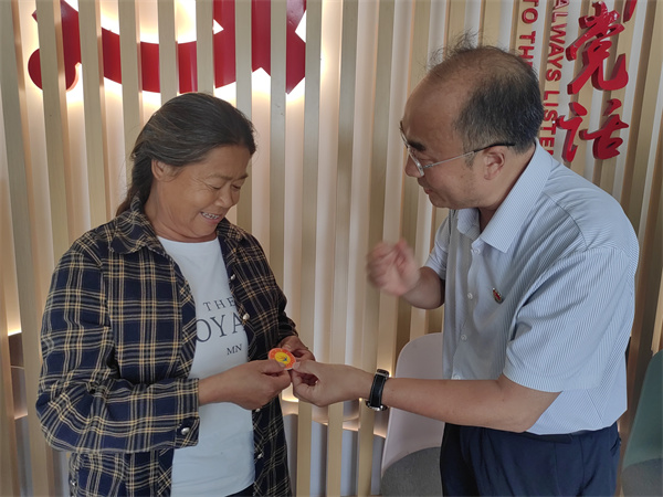 为正能量“站台”！隆丰中学联合社区为学子“隔空”颁奖