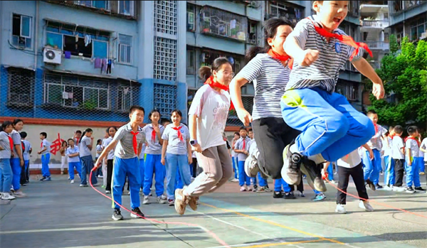 ͯģСѧⳡ˶+Ļʢ糬ȼ