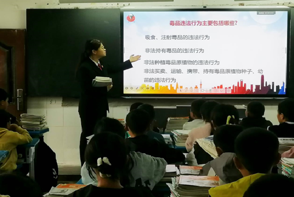 沙湾区人民法院法官到葫芦中学开展“法治宣传进校园”活动