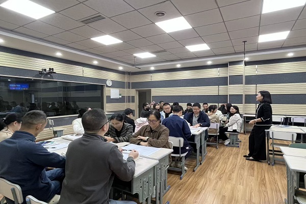 乐山一中数学教研组开展示范课研讨活动