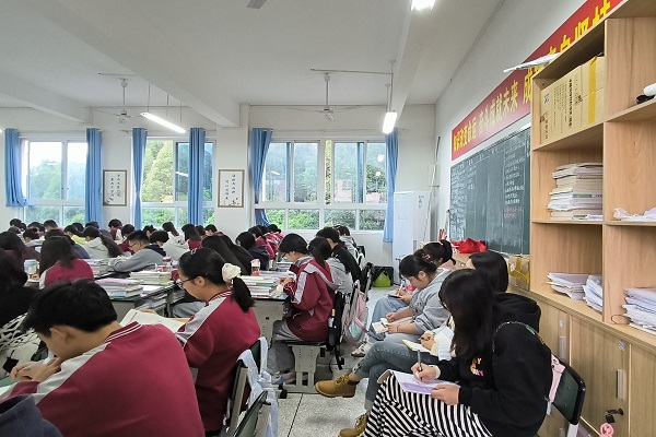 嘉州卫生职业高中:聚焦高考考点,强化专业技能