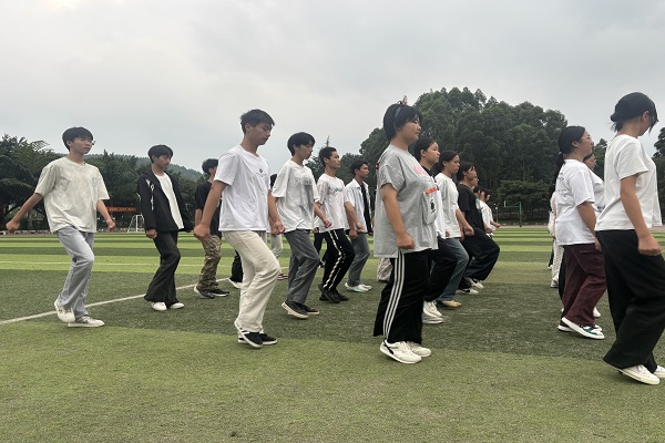 嘉州卫生职业高中小教官国旗护卫队“老带新”训练淬炼担当