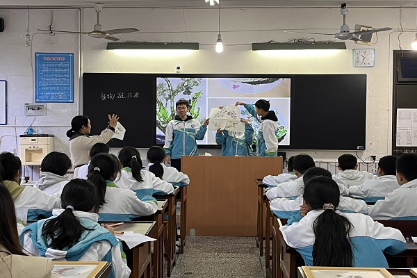 乐山市实验中学生物组课题中期研讨活动纪实
