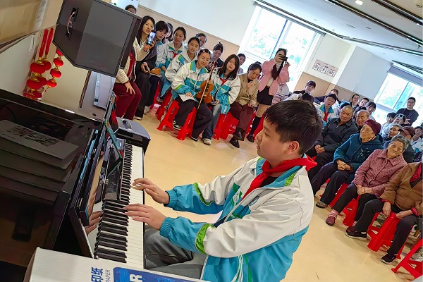 乐山市实验中学:青春志愿暖重阳,孝亲敬老传美德