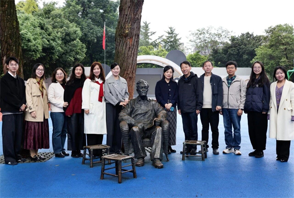 У�ʽ����ٷ�չ�����Ǹ���Сѧ���ൺ��УЯ��ͬ�й�����