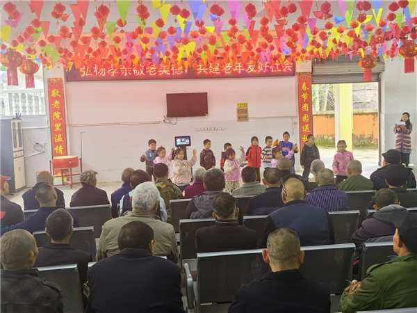 情暖重阳,回水小学学子到敬老院送节日祝福