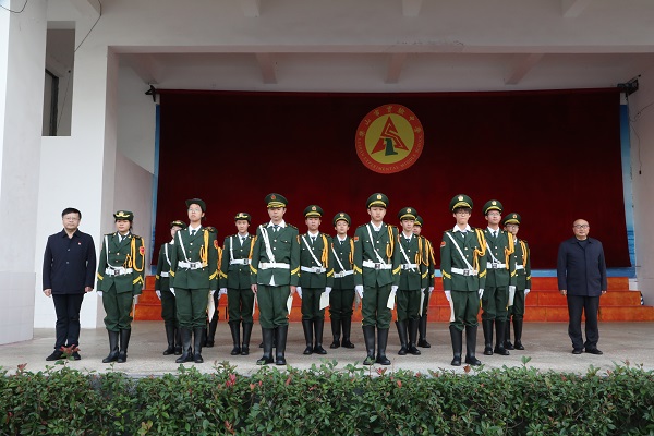 乐山市实验中学举行2026、2027届国旗护卫队交接仪式