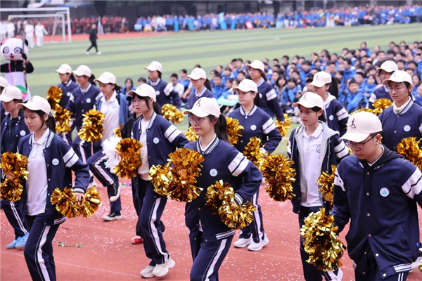 世界冠军“空降”校园,为成都二十中体育艺术科技节压轴燃场