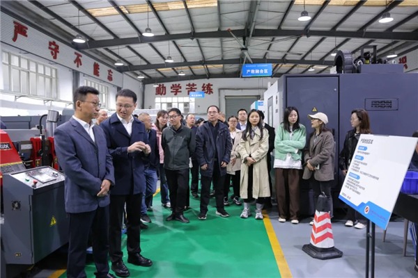 金牛区职业教育“深化产教融合 服务立园满园”专题研讨会在洞子口职高举行