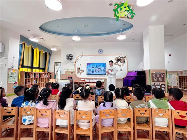 传递温暖、传承敬老美德，世纪城幼儿园为萌娃成长注入力量