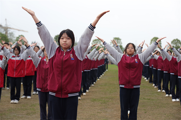 ˼ְⳡ˶̫棬ʦ̨ͬЦ