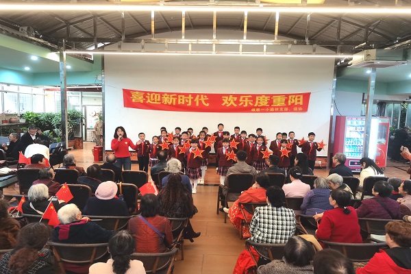 峨眉一小举行退休教师重阳节庆祝活动