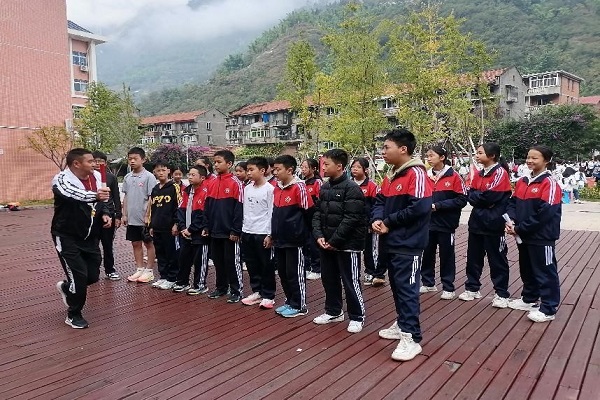 沙湾区葫芦中学到金口河区延风中学开展送教帮扶活动