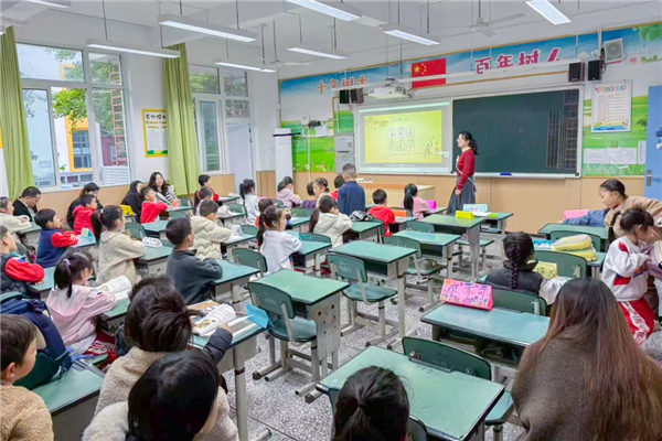 ˫ЭʵСѧУЯͬУ֤ĳɳ