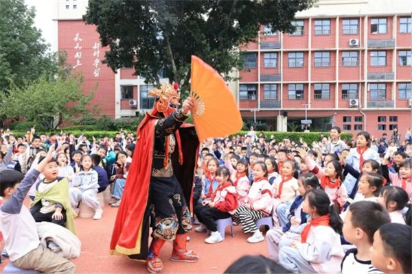 ��ʦ����ש����ѧ�������񡱣��¹�Сѧ�÷��š����У԰