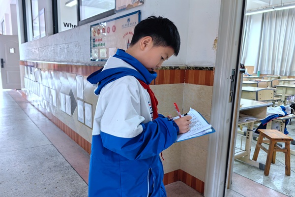 夹江外校:【身边的榜样】每天做好一件事——毛然